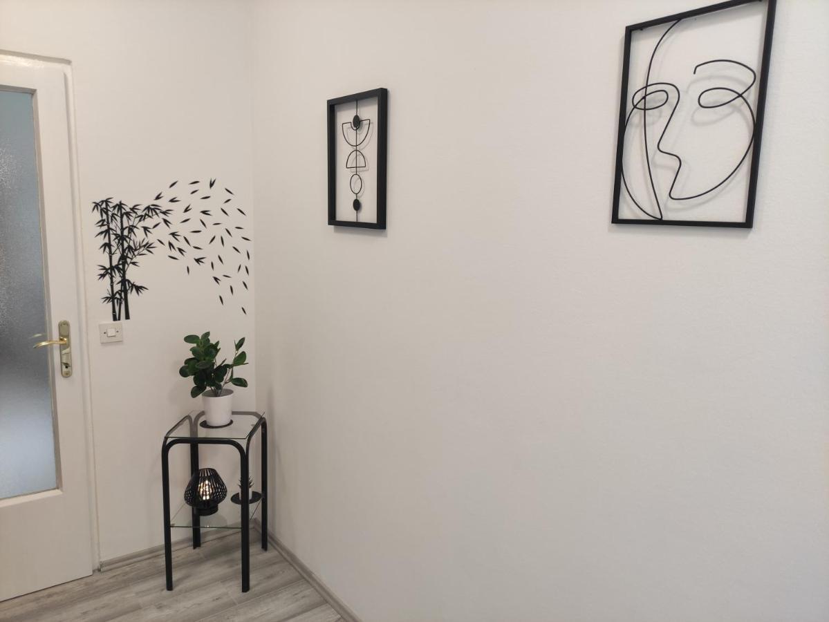 Apartman Iris S Terasom Rijeka Exterior photo